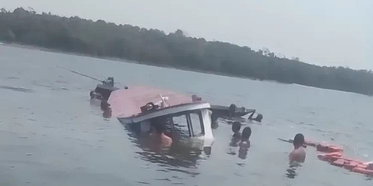 Barco com 7 pessoas da mesma família, incluindo bebê de 1 ano naufraga em Parintins