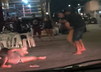 Vídeo: No meio da praça, homem é visto at@cando mulher com soc0s em Manaus