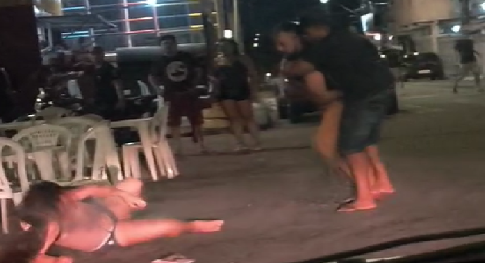 Vídeo: No meio da praça, homem é visto at@cando mulher com soc0s em Manaus