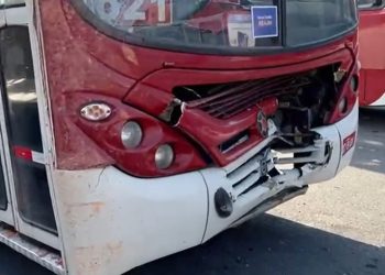 Vídeo: meninos de 4 e 7 anos soltam freio de mão de busão e causam acidente coletivo em Manaus 