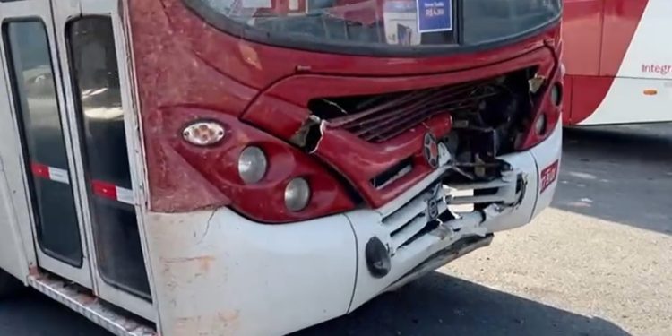 Vídeo: meninos de 4 e 7 anos soltam freio de mão de busão e causam acidente coletivo em Manaus