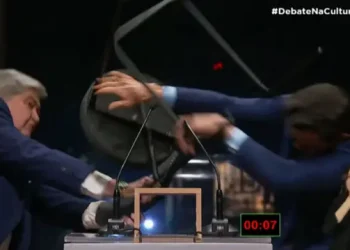 Vídeo: Datena dá ‘cadeirada’ em Pablo Marçal que diz ter quebrado a costela com o golpe