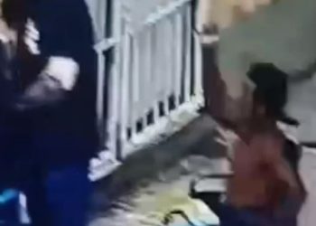 Na cadeira de rodas, homem fura policial pelas costas;  veja o vídeo