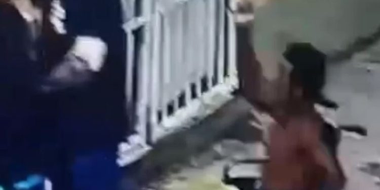 Na cadeira de rodas, homem fura policial pelas costas;  veja o vídeo