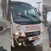 Imagem forte: motoqueiro machuca braços e pernas ao bater em micro-ônibus em Manaus