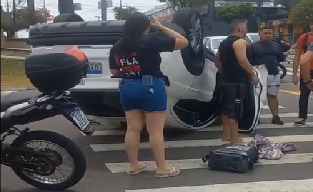 Vídeo: Fiat capota após supostamente avançar sinal vermelho e ser atingido por carro em Manaus