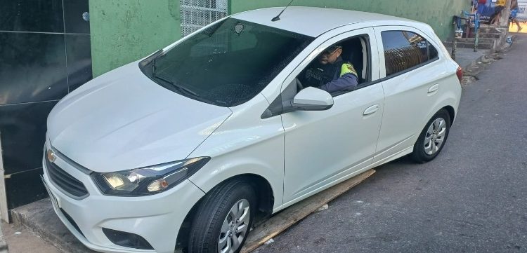 Fuga cinematográfica de bandido da polícia acaba em acidente na Feira da Panair
