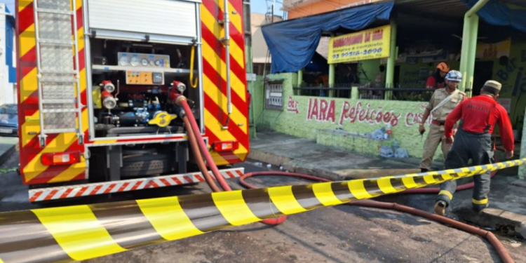 Incêndio de grandes proporções é registrado em restaurante com estância em Manaus