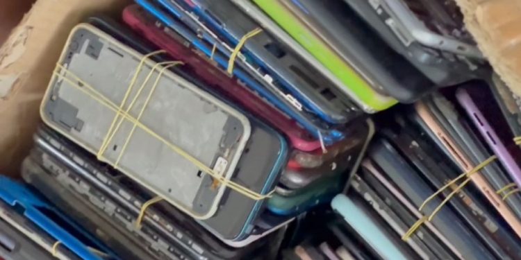 Polícia toma três lojas que vendem celulares roubados no Centro de Manaus