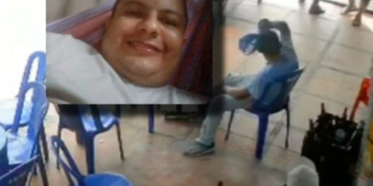 Vídeo: homem senta no bar para tomar uma gelada com amigos e acaba executado