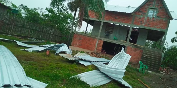 Vídeo: Forte temporal destelha 47 casas e deixa 8 feridos em Envira, no Amazonas