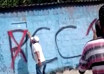 Vídeo: bandidos picham sigla de facçã0 sobre o símbolo do grupo rival em Manaus