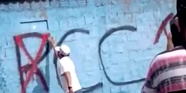 Vídeo: bandidos picham sigla de facçã0 sobre o símbolo do grupo rival em Manaus