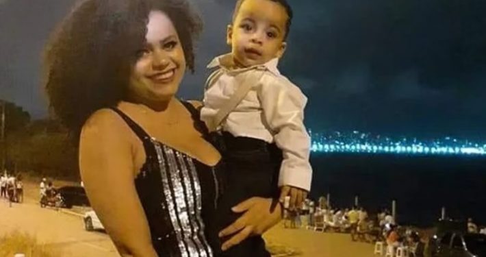 Mãe deg0la o filho de 6 anos e coloca a cabeça no colo dentro de casa  