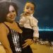 Mãe deg0la o filho de 6 anos e coloca a cabeça no colo dentro de casa  