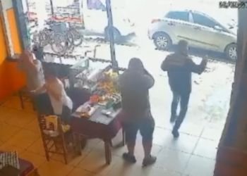 Vídeo: Menino de 2 anos sai correndo de restaurante e morr3 atr0pelad0