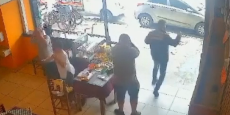 Vídeo: Menino de 2 anos sai correndo de restaurante e morr3 atr0pelad0