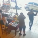 Vídeo: Menino de 2 anos sai correndo de restaurante e morr3 atr0pelad0