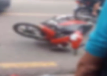 Vídeo: Morr3 idosa atingida por motoqueiro na calçada no bairro Compensa