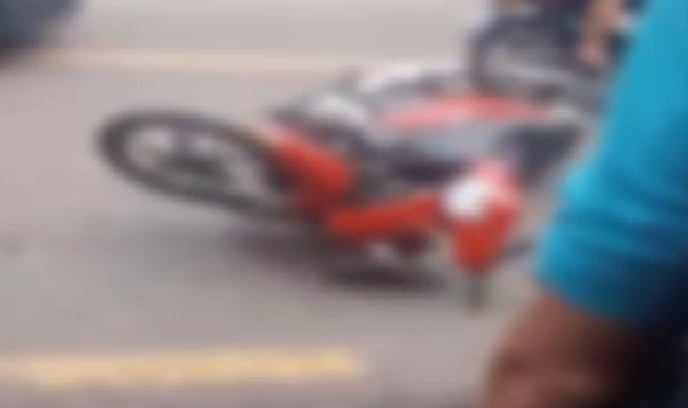 Vídeo: Morr3 idosa atingida por motoqueiro na calçada no bairro Compensa