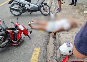 Vídeo: motoqueiro perde o rumo e atr0pela idosa em Manaus