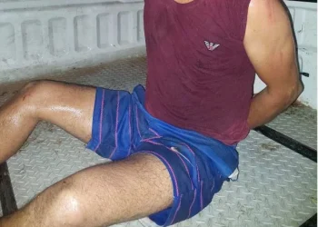 Homem é preso e e$pancad0 após fazer dois jovens r3féns em Manaus