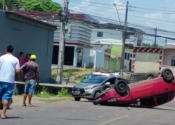 Carro capota e Samu socorre motorista acidentado em Manaus
