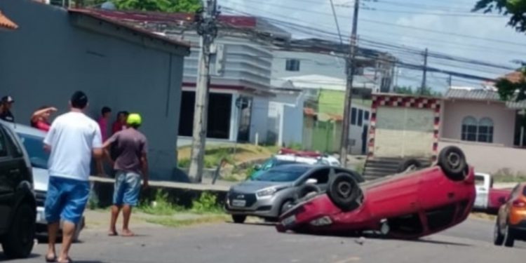 Carro capota e Samu socorre motorista acidentado em Manaus