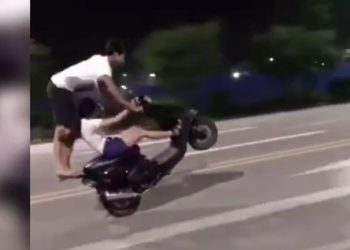Veja o vídeo: casal empina moto, cai e m0rre no asfalto