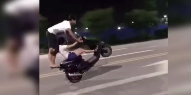 Veja o vídeo: casal empina moto, cai e m0rre no asfalto