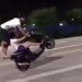Veja o vídeo: casal empina moto, cai e m0rre no asfalto