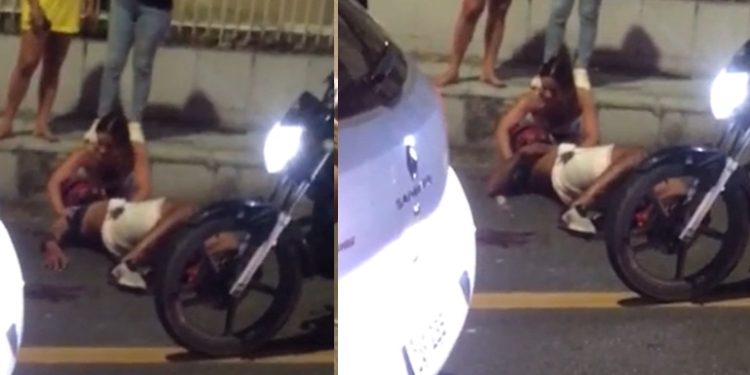 Motoqueiro é arremessado por carro no asfalto e ag0niza em Manaus; veja o vídeo