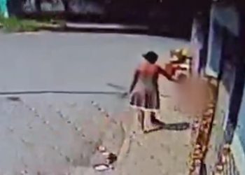 Vídeo muito forte: mãe é presa após ser pega chutand0 a filha de 3 anos em Manaus