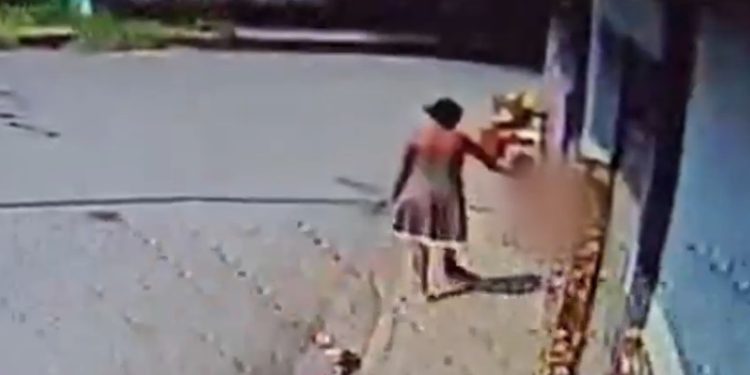 Vídeo muito forte: mãe é presa após ser pega chutand0 a filha de 3 anos em Manaus