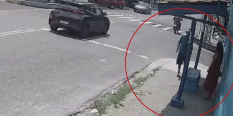 Vídeo: veja mulher sendo assaltada na parada de ônibus em Manaus