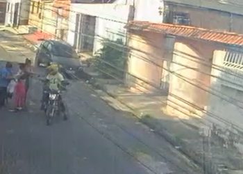 Vídeo: motoqueiros cercam e assaltam três mulheres na rua em Manaus  