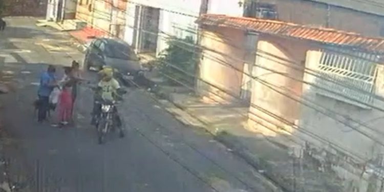 Vídeo: motoqueiros cercam e assaltam três mulheres na rua em Manaus