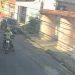 Vídeo: motoqueiros cercam e assaltam três mulheres na rua em Manaus  