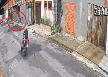 Vídeo: Idosa sentada em frente de casa no Tarumã é acertada com tudo por motoqueiro