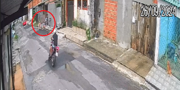 Vídeo: Idosa sentada em frente de casa no Tarumã é acertada com tudo por motoqueiro