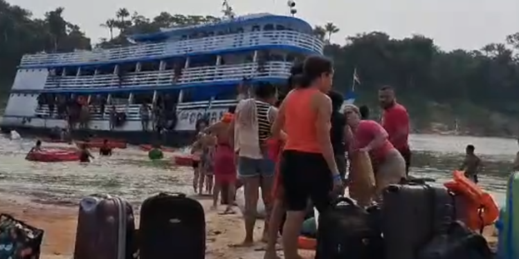 Urgente: Barco com vários passageiros e mercadorias naufraga no Amazonas; veja