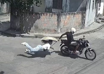 Vídeo forte: bandido puxa bolsa e arrasta mulher na rua em Manaus