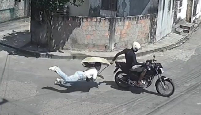 Vídeo forte: bandido puxa bolsa e arrasta mulher na rua em Manaus