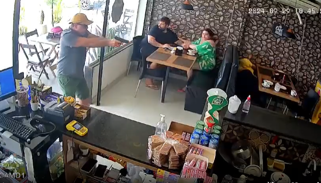Vídeo: De folga em padaria, policial consegue at1ng1r assaltante ao trocar t1r0s