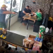 Vídeo: De folga em padaria, policial consegue at1ng1r assaltante ao trocar t1r0s