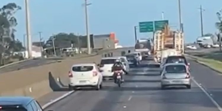 Vídeo: motoqueiro vai brigar com motorista, cai e morre esmagad0 por caminhão