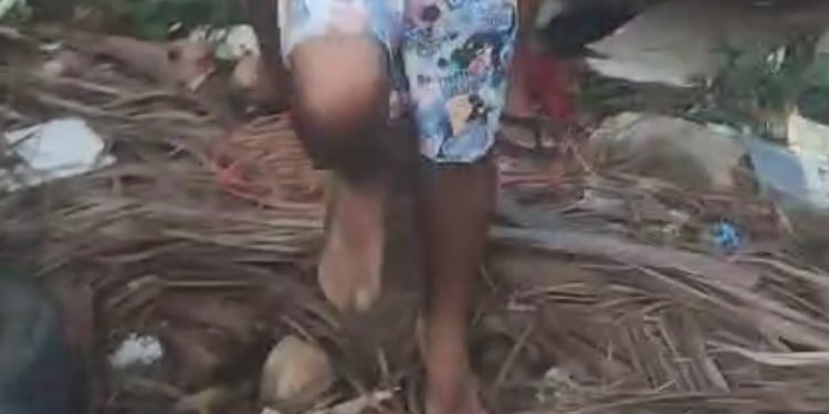 Veja o vídeo do suspeito levando carinho de traficantes: ‘vai roubar de novo ?