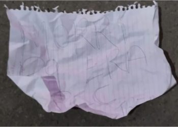 Veja: Criminosos deixam bilhete com homem m0rt0 e enrolado em rua em Manaus