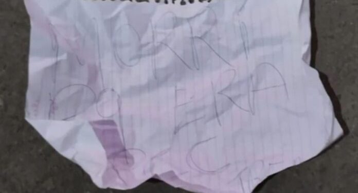 Veja: Criminosos deixam bilhete com homem m0rt0 e enrolado em rua em Manaus