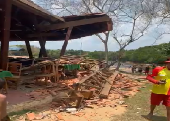 Vídeo: Em PF, parte de telhado de restaurante desaba enquanto clientes almoçavam
